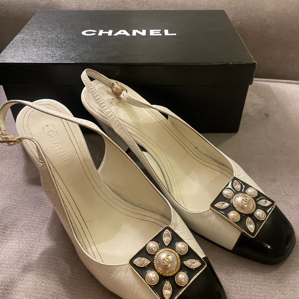 Vintage Chanel slingbacks